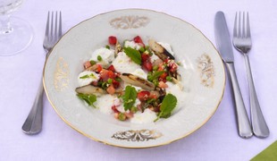 Májový šalát s droždovo-orieškovým krekerom a špargľovou penou