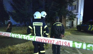 Nočný požiar v bytovke: Ľudia utekali s deťmi na rukách cez hustý dym