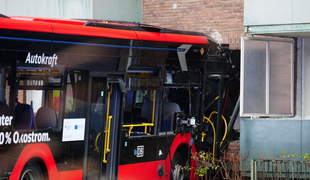 Školský autobus plný detí skončil v obývačke: Najmenej 20 ľudí sa zranilo