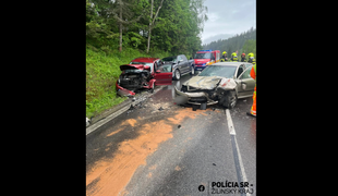 Vážna nehoda na Orave: Auto prešlo do protismeru, po zrážke troch vozidiel hlásia zranených