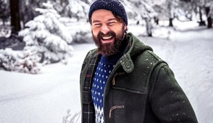 Richard Autner vytiahol doplnok, ktorý sa vracia do pánskej módy: Zahreje a outfitu dodá štýl