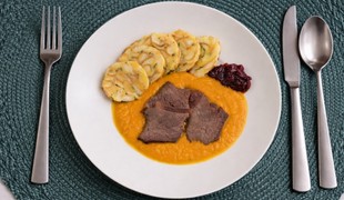 Sviečková na smotane s karlovarským knedlíkom