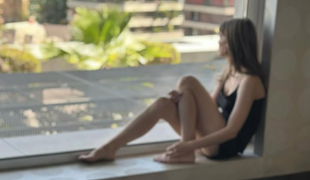 Nádherná tvár, dokonalá figúra a úplne NAHÁ! Kto by povedal, že sestra hviezdneho herca bola kedysi jeho BRAT..?