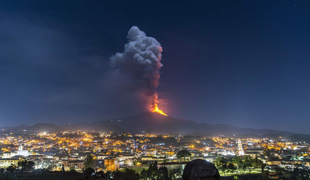 Dovolenkári pozor! Letecká prevádzka v Katánii je pre erupciu Etny pozastavená