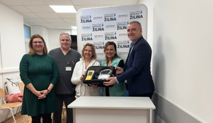 Žilinská nemocnica získala prístroj, ktorý umožňuje včasné odhalenie poruchy sluchu u novorodencov, aj vďaka daru Nadácie TV JOJ