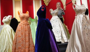 Buckinghamský palác ponúka výstavu oblečenia zosnulej kráľovnej Alžbety II.