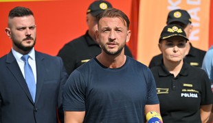 PS: Peniaze za hasičské autá išli na nesprávny účet. Opozícia chce odvolať Šutaja Eštoka