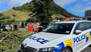 Záchranári na Novom Zélande pátrajú po zosuve pôdy po niekoľkých nezvestných