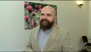 Kto je Erik Forgáč, moderátor talkšou A SME TU, a ako sa dostal k práci s autistami?