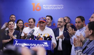 Voľby v Arménsku vyhrala strana premiéra Pašinjana. Sľúbil ďalšie zbližovanie so Západom aj EÚ