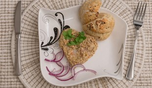 Oškvarková nátierka s domácim pečivom