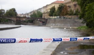 Jedno z dvoch dievčat sa utopilo vo Vltave. Policajti pri zásahu takmer utopili dve autá