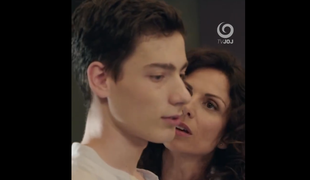 Matej Landl ml. šokuje. Intímne scény s herečkou vo veku jeho mamy!