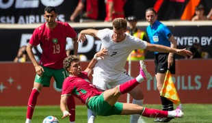 FIFA mení futbal. Hráči už nebudú môcť simulovať a zdržiavať hru tak, ako doteraz