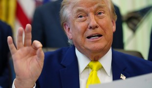 Trump pohrozil zavedením stopercentných ciel na francúzske vína