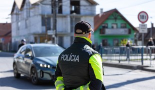 V okrese Prievidza sa zrazili nákladné autá. Cesta je neprejazdná v oboch smeroch