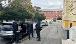 Opitý dôchodca sa vyhrážal s granátom. Na súde rozhodli o jeho väzobnom stíhaní