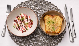 Tatarák zo srnca, krém z olomouckého syra a brusnicový gél