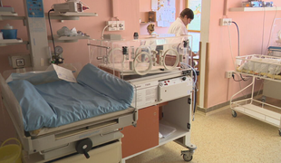 Nečakaný pôrod na čerpacej stanici: Záchranárka navigovala rodičov po telefóne