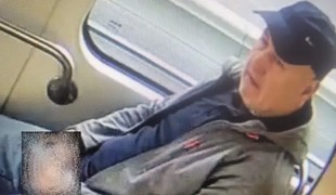 Polícia pátra po mužovi z električky. Uspokojoval sa pred maloletým dievčaťom