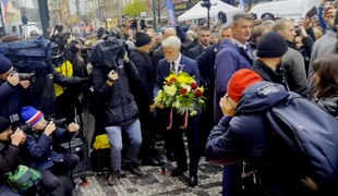 Po celom Česku si ľudia pripomenuli 17. november. Politici čelili ováciám aj piskotu