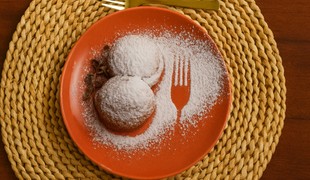 Dubajské minišišky s pistáciovým krémom a pistáciovým prachom