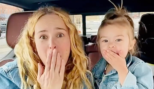 Známa dcéra hviezdnych rodičov čelí hejtom! Dojčí 3-ročnú dcérku a nemieni to skrývať!