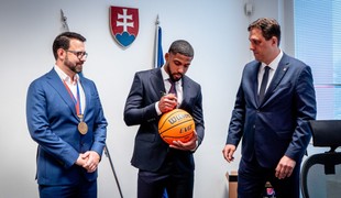 Basketbalová reprezentácia sa rozrastá o amerického rozohrávača