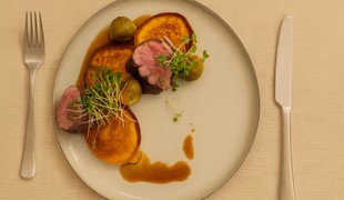 Bravčová panenka na divoko so šípkovou omáčkou, tekvicovými lievancami a glazovaným kelom