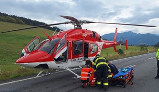 Čelná zrážka pri Svätom Kríži: Dvaja ľudia utrpeli ťažké zranenia