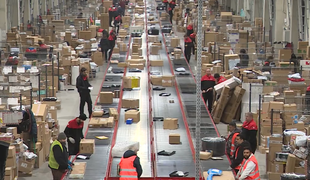 Doručovacie depá pred Vianocami praskajú vo švíkoch: Ako vyzerá deň kuriéra?