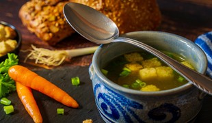 Rýchla polievka z bežných surovín, ktorá zahreje telo aj dušu: Tento recept si zamilujete