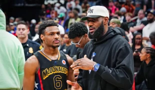 Novú sezónu NBA otvorí duel majstrovských Knicks proti 76ers s Lebronom Jamesom