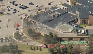 Polícia zasahuje v synagóge v USA pre hlásenú streľbu. Do synagógy narazilo aj auto