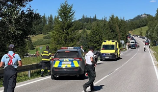 Nehodu pri obci Huty neprežil vodič motocykla. Vodička osobného auta bola pod vplyvom