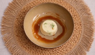 Smreková panna cotta s karamelom