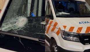 Falošná správa na TikToku vyvolala útok na sanitku. Záchranárov napadli sekerami a kameňmi