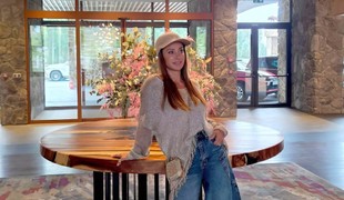 Trblietky nepatria iba na večierok: Zora Czoborová ukázala, ako ich nosiť s rifľami