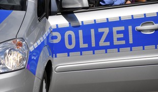 Brutálny útok pri vianočných trhoch: 15-ročný mladík bodol o rok staršieho chlapca do chrbta