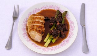 Kukuričné kura so špargľou, smrčkami a pečenou plnkou