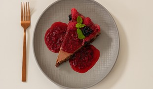 Kakaový korpus s mascarpone, malinami a malinové pyré