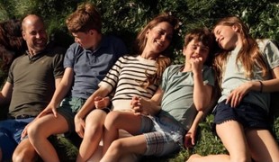 Kate a William oslávili 15. výročie svadby rodinnou fotkou! TENTO detail si všimli všetci!
