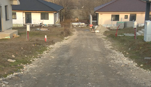Obyvatelia dedinky čakajú na príjazdovú cestu. Developer sľubuje termíny