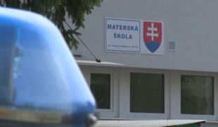 Z pašovania injekčných striekačiek do škôlky podozrievajú dvojičky. Matka tvrdí, že tam v tom čase ani neboli