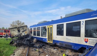 Ľudia ležali na zemi, bol to chaos: Cestujúci opísal sekundy po zrážke vlaku s kamiónom
