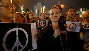 Desať rokov od teroru, ktorý zasiahol srdce Francúzska. Spomienka na 130 obetí a stovky zranených