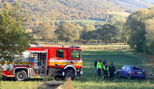 Bežec našiel v poli prevrátené auto. Vodič bol bez známok života