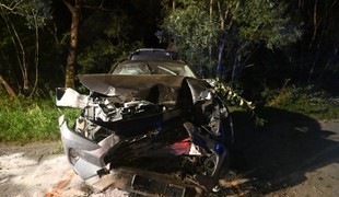 Mladík (16) bez vodičáku havaroval. V aute viezol ďalších päť ľudí