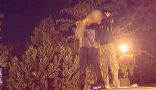Vandali si v Trnave zapózovali na policajnom aute. Zostala po nich poškodená strecha