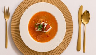 Kapustnica s údeným mäsom a klobásou